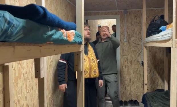 Митрополит Орловский и Болховский Тихон передал зону СВО медицинской роте свой внедорожник Митрополит Орловский и Болховский Тихон передал зону СВО медицинской роте свой внедорожник