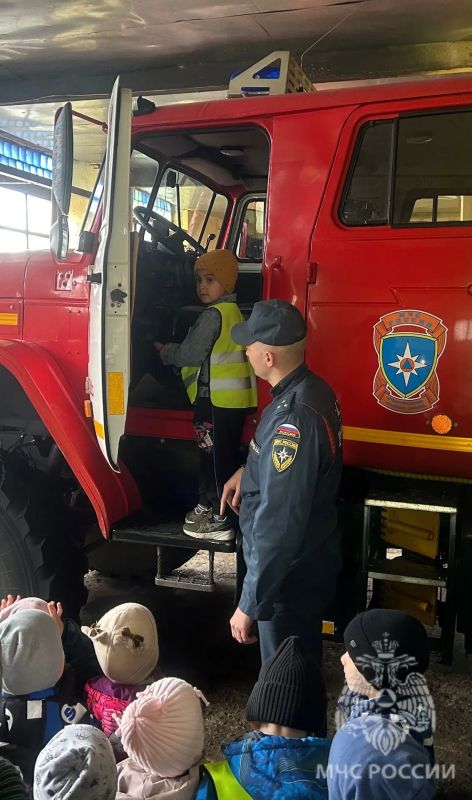 Безопасность доступна каждому: гости из детского сада «Солнышко» побывали в пожарной части Безопасность доступна каждому: гости из детского сада «Солнышко» побывали в пожарной части