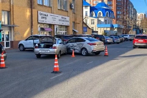 В Орле в ДТП с участием 3 автомобилей пострадали два водителя