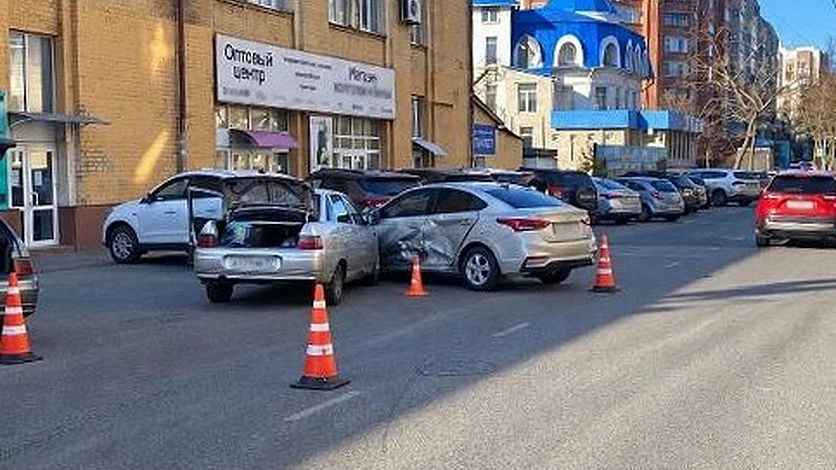 Неудачный маневр водителя привел к аварии в Орле