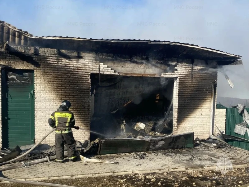 В деревне Карандаково сгорел гараж, огню не дали перекинуться на жилой дом