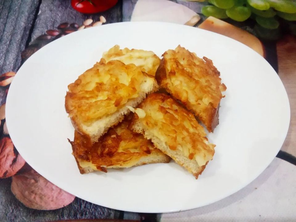 Горячие бутерброды с жареным луком: идеальный перекус