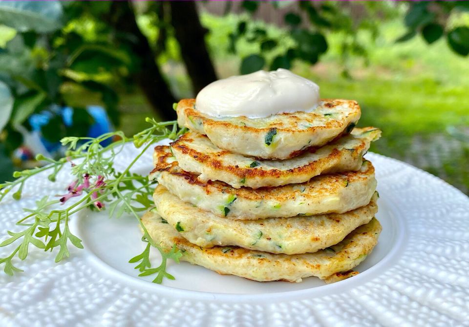 Вдохновение на кухне: нежные оладьи из кабачков с куриным филе