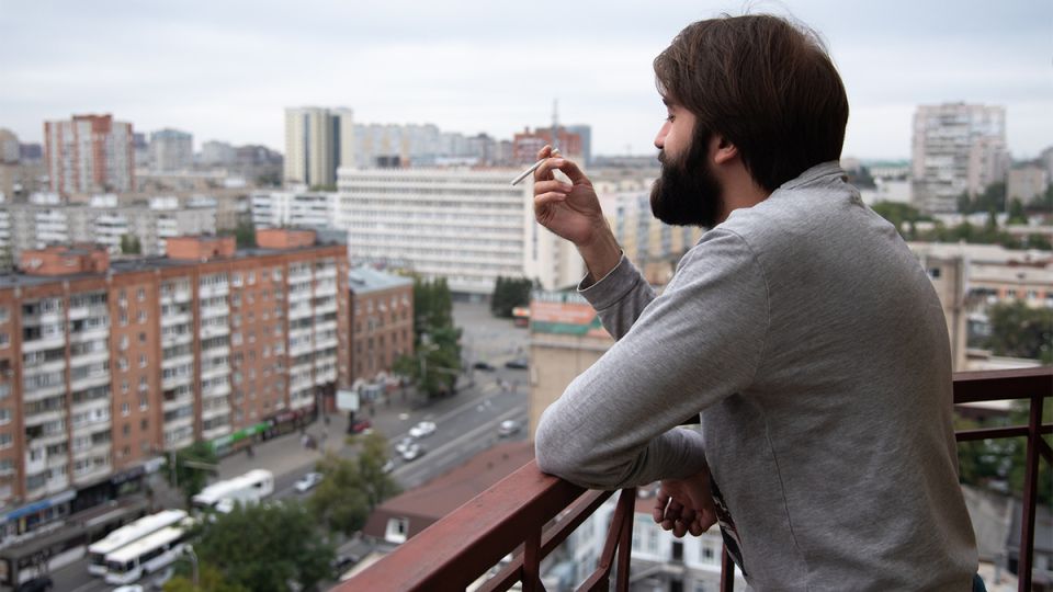 Курение на балконе: личное пространство или риск штрафа?