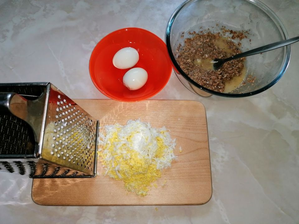 Необычная намазка для вкусных перекусов: простой рецепт из СССР