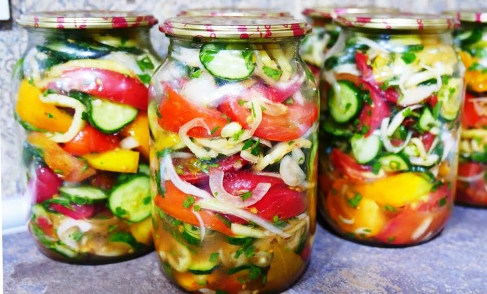 Натуральный вкус лета в банке: простой рецепт салата на зиму