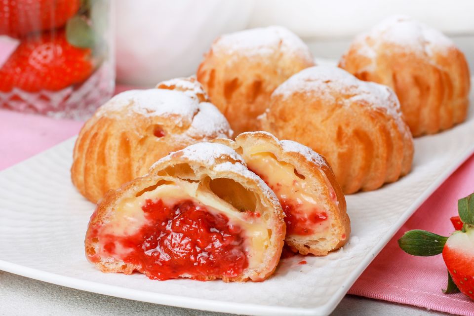 Весенний десерт: пирожное Шу с клубничным сердечком и мягким кремом