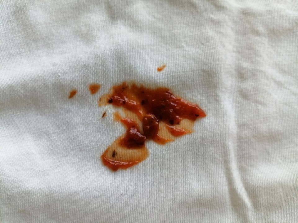 Как вернуть белоснежный вид любимой футболке: 7 проверенных методов