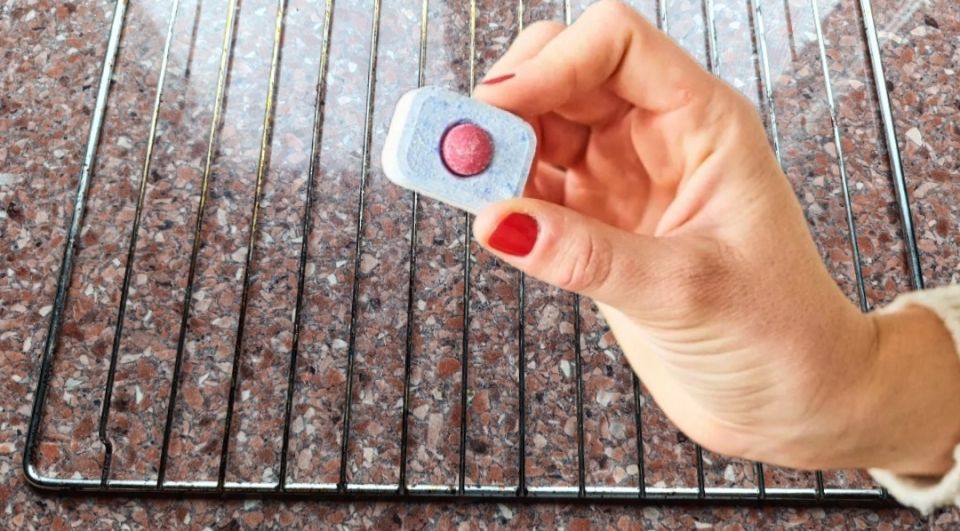 Эффективные методы, чтобы быстро привести в порядок решетку духовки и противень