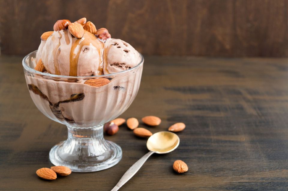 Летний десерт мечты: восхитительное мороженое с орехами в карамели