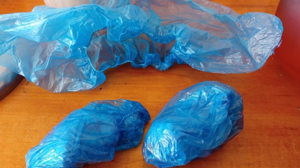 Необычные способы использования бахил в быту: от сохранения пищи до защиты от грязи