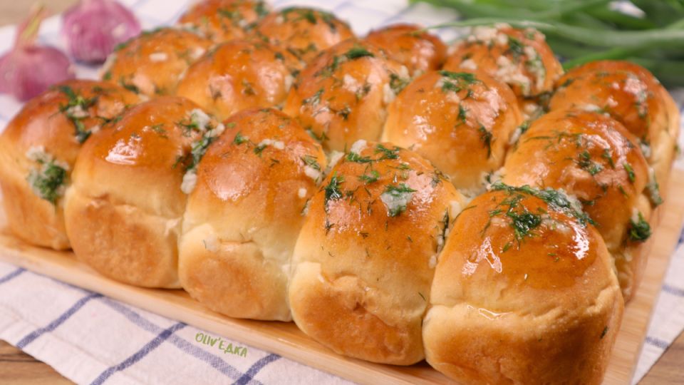 Совершенство борща: как приготовить пышные чесночные пампушки