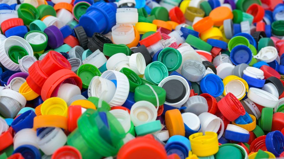 Пластиковым крышкам — не место в мусоре: на кухне принесут намного больше пользы