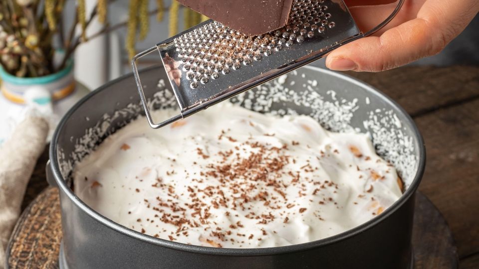 Без выпечки, миксера и за 30 минут: этот вкуснейший торт из печенья станет любимым у всей семьи