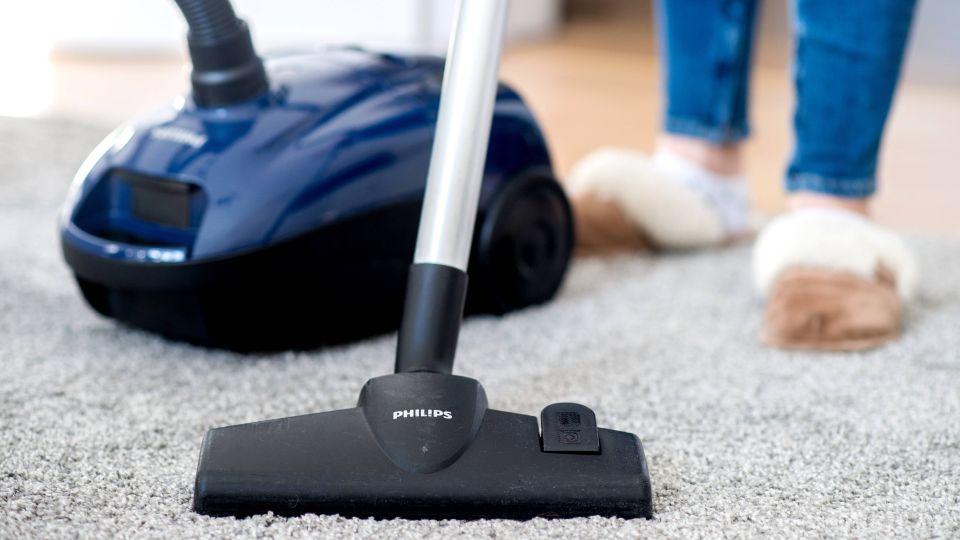 Этот мусор убьет ваш пылесос: лучше подметите его веником