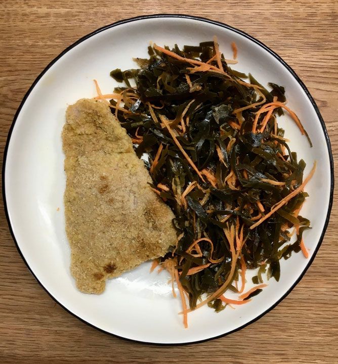 Индейка в панировке и салат из ламинарии: здоровое меню на каждый день