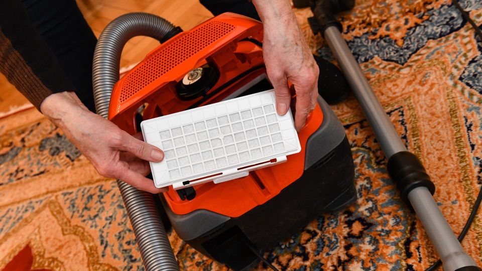 Наденьте носок на пылесос, и прибор прослужит долгие годы: хитрый трюк экономных хозяек