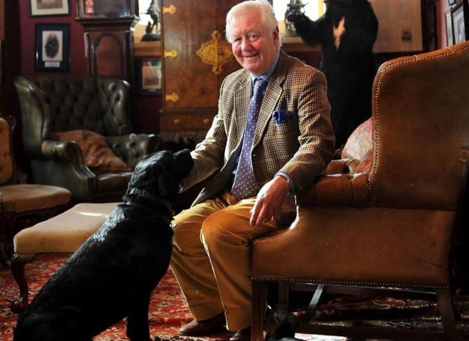 79-летний британский миллиардер ищет молодую спутницу для создания наследника