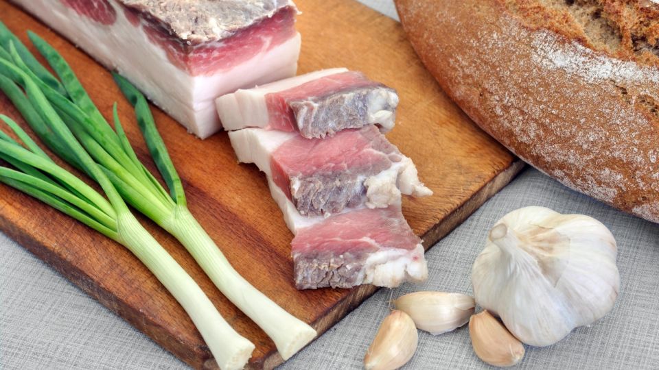 В таком количестве сало никогда не навредит: ешьте хоть каждый день