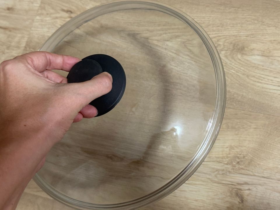 Невидимые загрязнения: что скрывают стеклянные крышки на кухне?