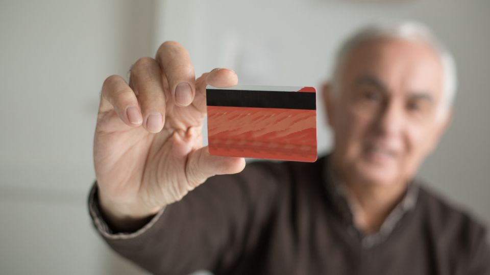 Основные правила для пенсионеров, получающих выплаты на банковскую карту