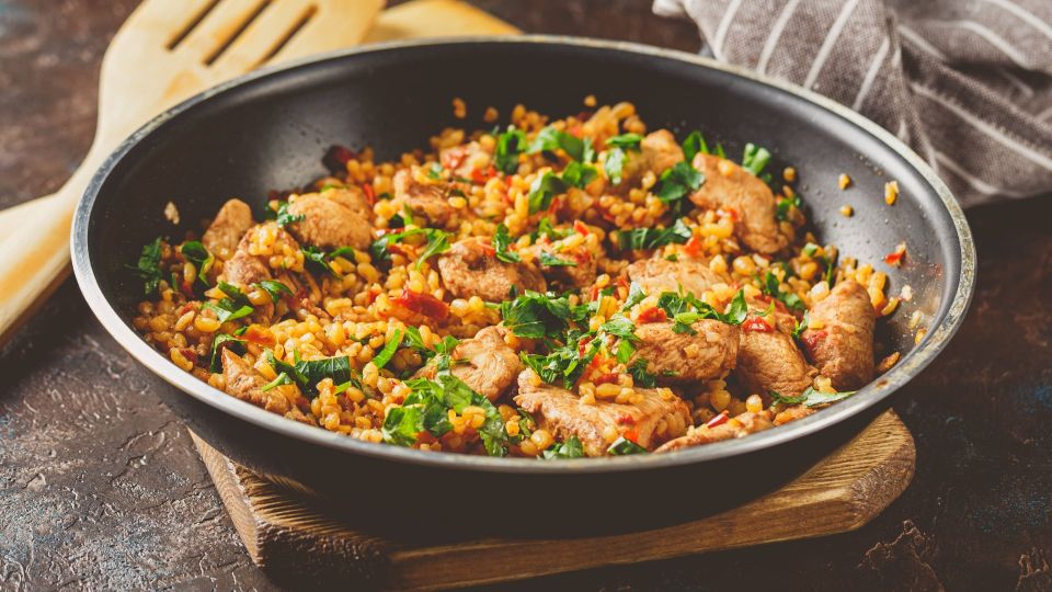 Опытные хозяйки готовят плов только так: рассыпается на глазах и тает во рту