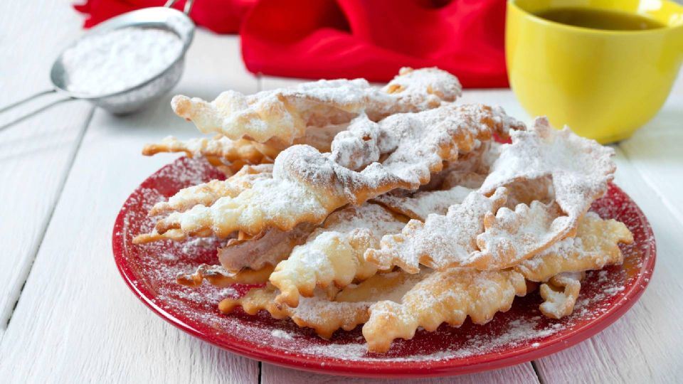 Ароматный хворост, как в детстве у бабушки: лучший десерт к чаю «из ничего»