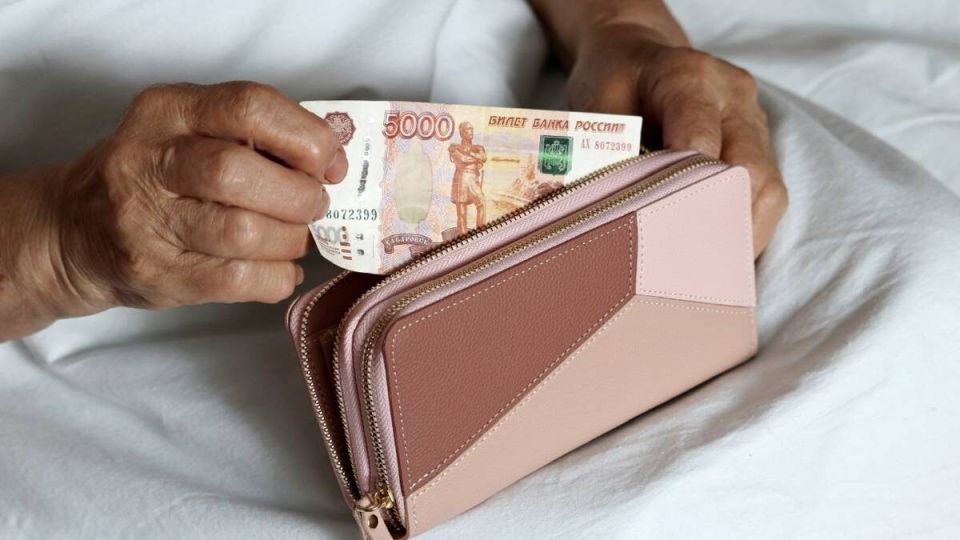 Как зарплата в 100 тысяч рублей влияет на будущее пенсии россиян