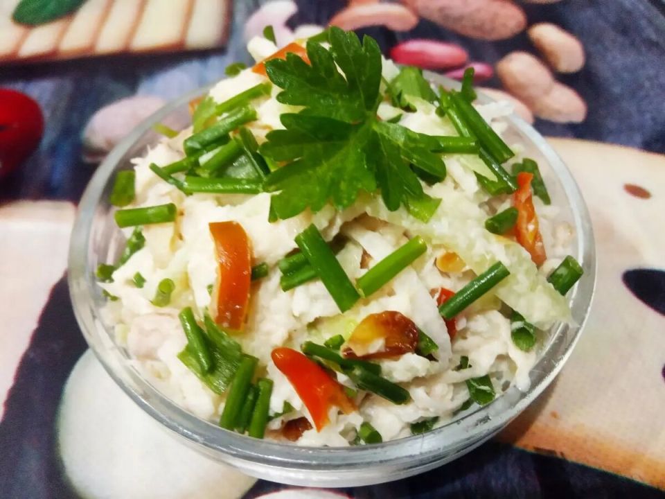 Салат, который станет любимым на вашем столе: курица, редька и драгоценный жареный лук