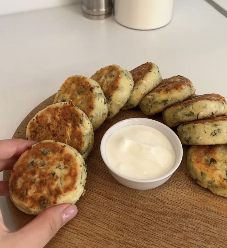 Нежные соленые сырники с зеленью: идеальный завтрак за 10 минут