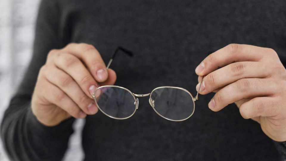 Очки больше не запотеют на улице: просто натрите их этим средством из ванной