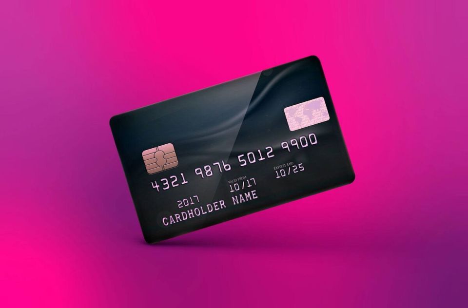 Банки вводят жесткий контроль над переводами на карты подростков: что нужно знать родителям