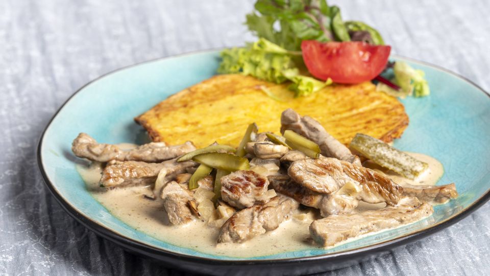 15 минут — и идеальный бефстроганов на столе: ресторанное блюдо легко повторит каждая