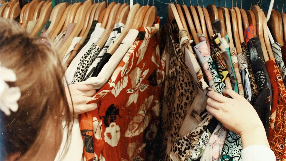 Опытные хозяйки всегда кладут мел в шкаф с одеждой: спасает от неприятной проблемы