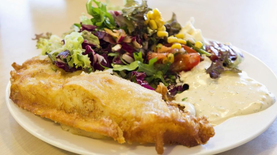 Рыба во время жарки не налипнет на сковороду: перед готовкой обваляйте ее в этой смеси