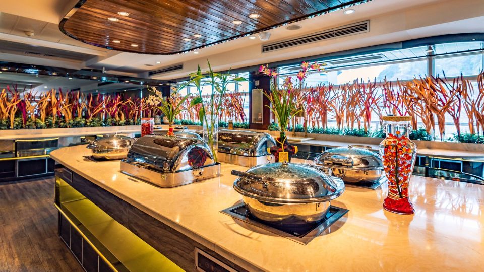 Эти правила этикета нарушает каждый второй: вот что выдает невежу в столовой отеля