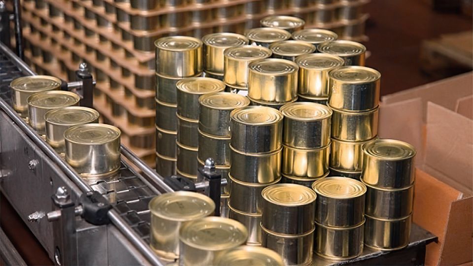 Тайны рыбных консервов и тушенки: что скрывается за яркой упаковкой