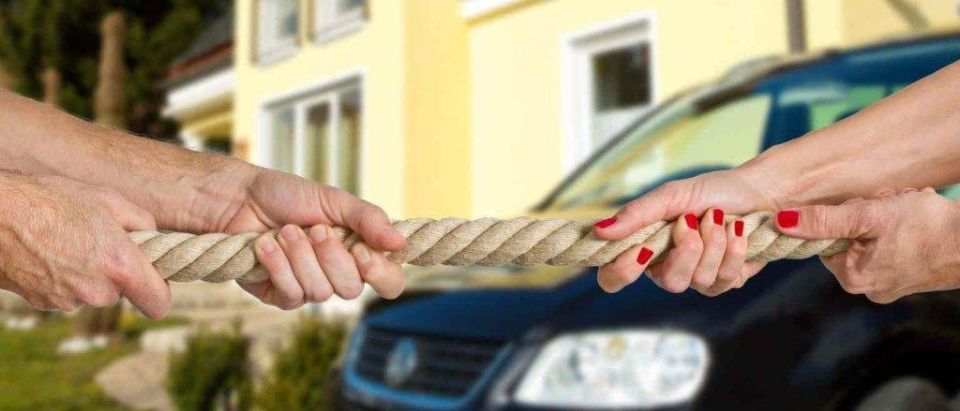 Раздел автомобиля при разводе: как правильно поделить машину по новым правилам 2025 года?