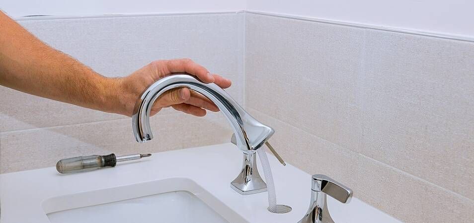 Как быстро устранить течь под краном: полезные советы для жильцов