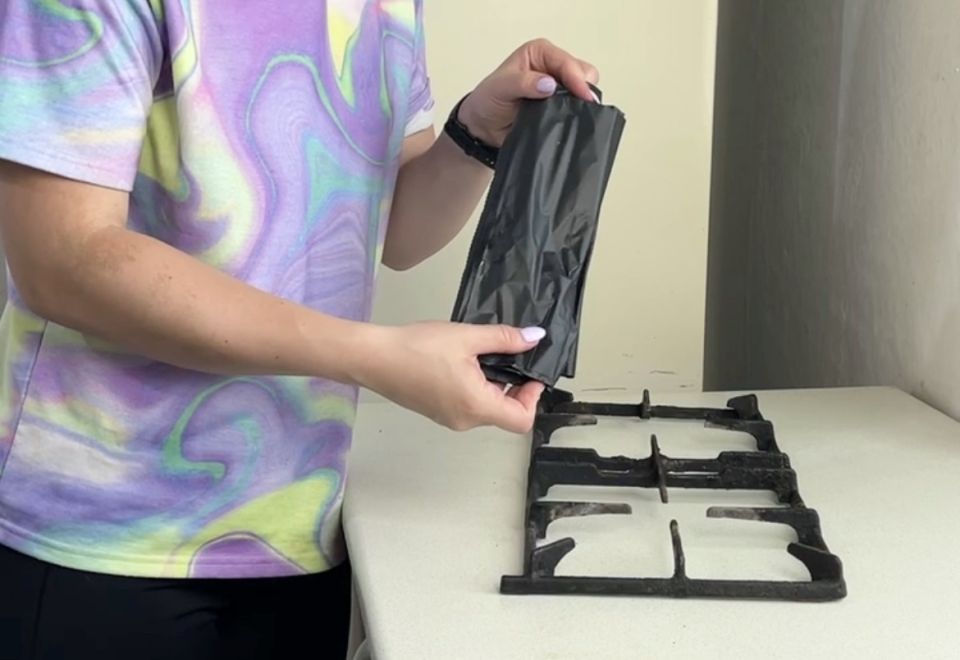 Необычный способ чистки решеток плиты, который действительно работает