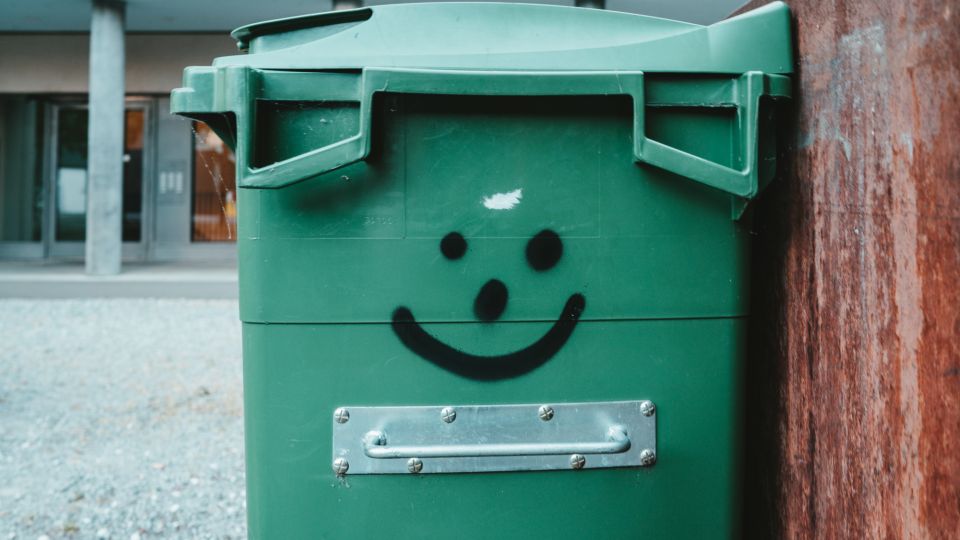 Пахнуть на весь дом не будет: за минуту избавитесь от вони из мусорного ведра