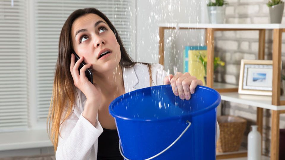 Кто будет компенсировать убытки при затоплении квартиры: свежий взгляд на спорные ситуации