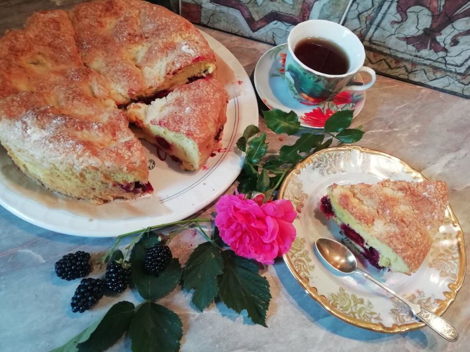 Шарлотка с ежевикой: идеальный осенний десерт