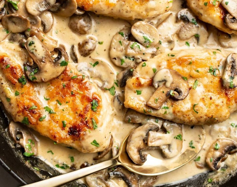 Куриная грудка в сливочном соусе: секреты нежного блюда