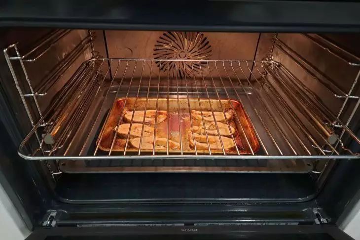 Как быстро отмыть пригоревший противень: простой способ, который удаляет жир и нагар без усилий