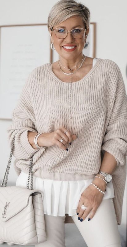 Как стильные вязаные вещи освежают осенний гардероб дам 50+