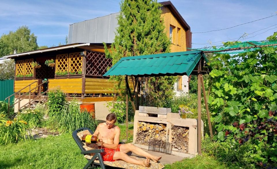 Как дачник с непринужденным подходом справляется с августовской аномальной жарой