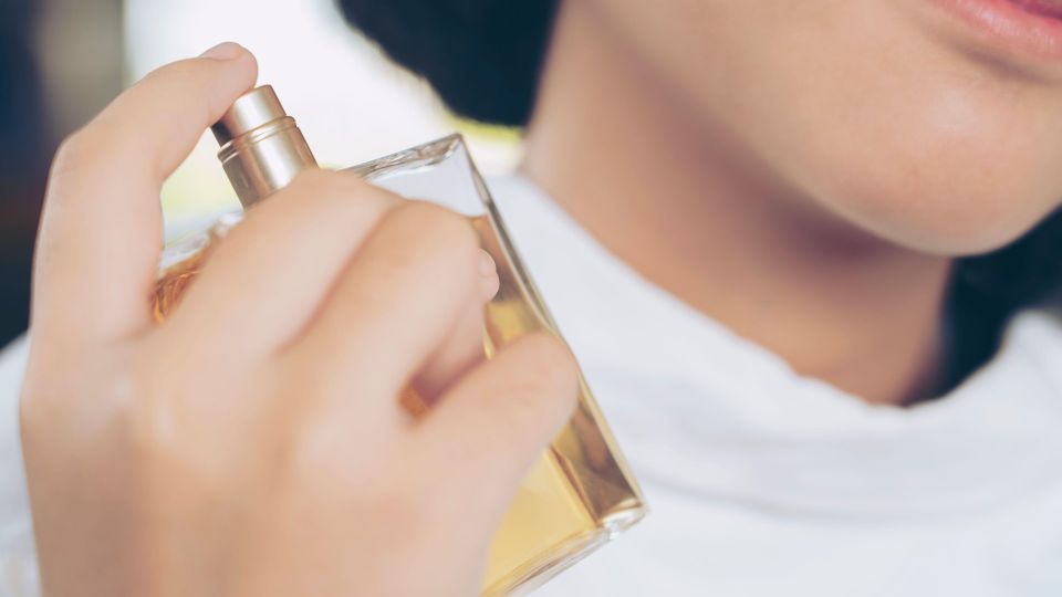 Вы всю жизнь наносили духи неправильно: эту ошибку совершает каждая вторая
