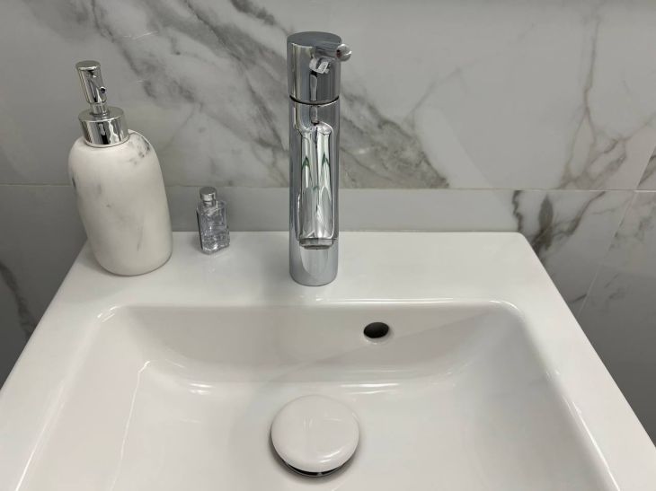 Никакой желтизны: этот бабушкин метод вмиг вернет белизну вашей раковине