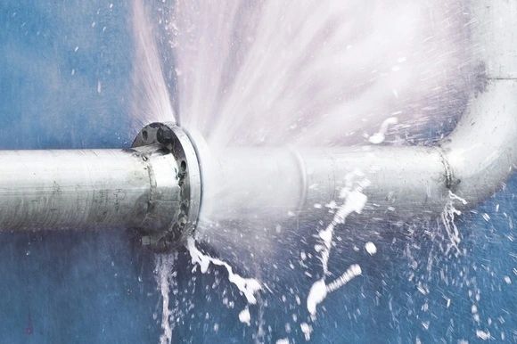 Ночной ужас: как полотенцесушитель стал причиной потопа и кто за это ответит